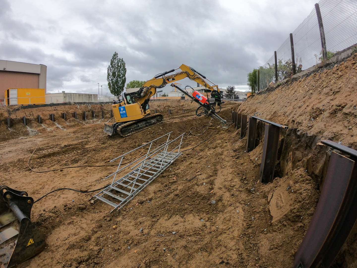 ZONE BIOSTYRS<br />Réalisation de la paroi berlinoise<br />Mise en place d’un tirant