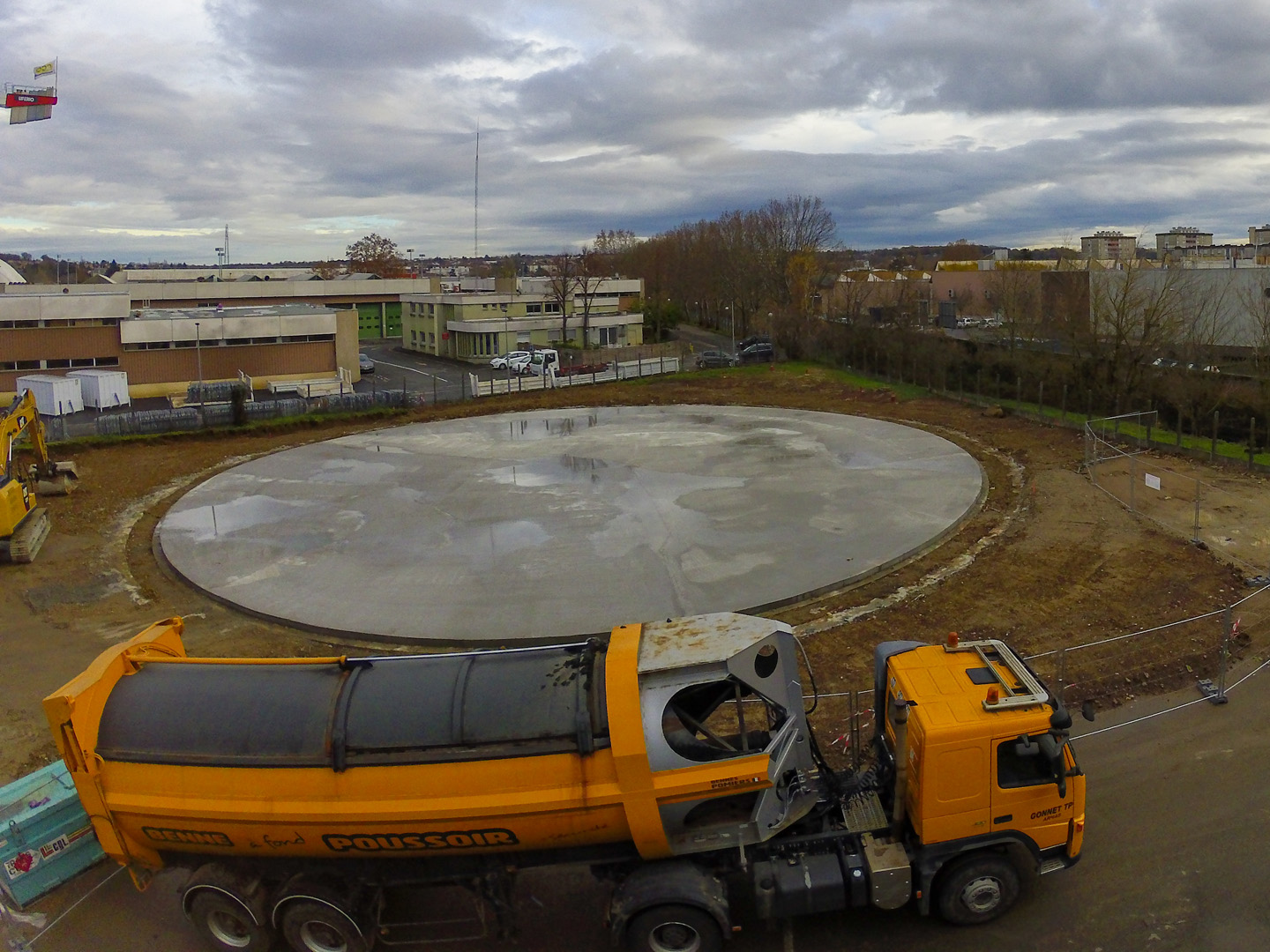 ZONE BASSIN D’ORAGE<br />Vue de la dalle béton d’évolution des engins de réalisation de la paroi moulée