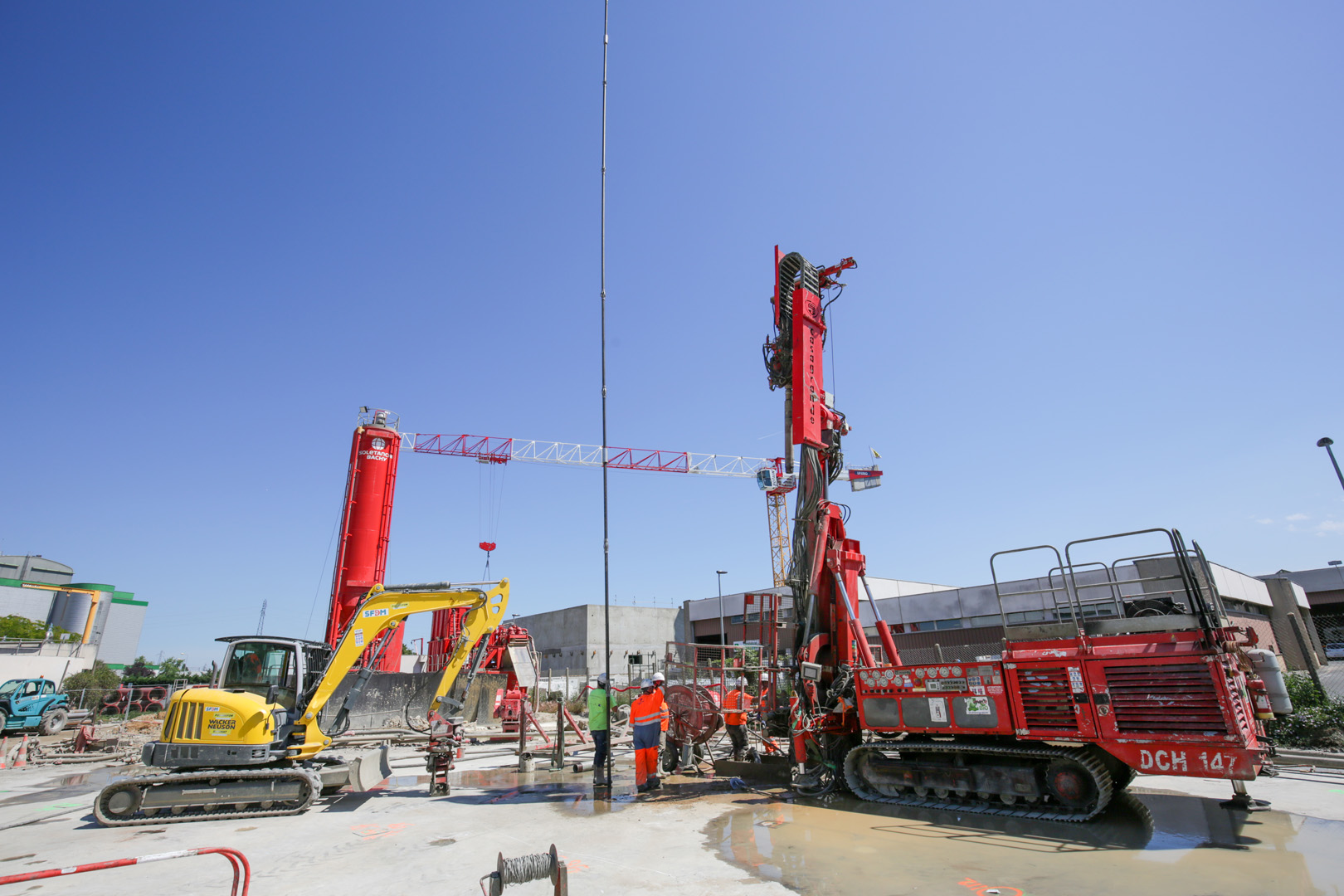 BASSIN D’ORAGE<br />Mise en place à la grue de la barre d’armature d’un micropieu