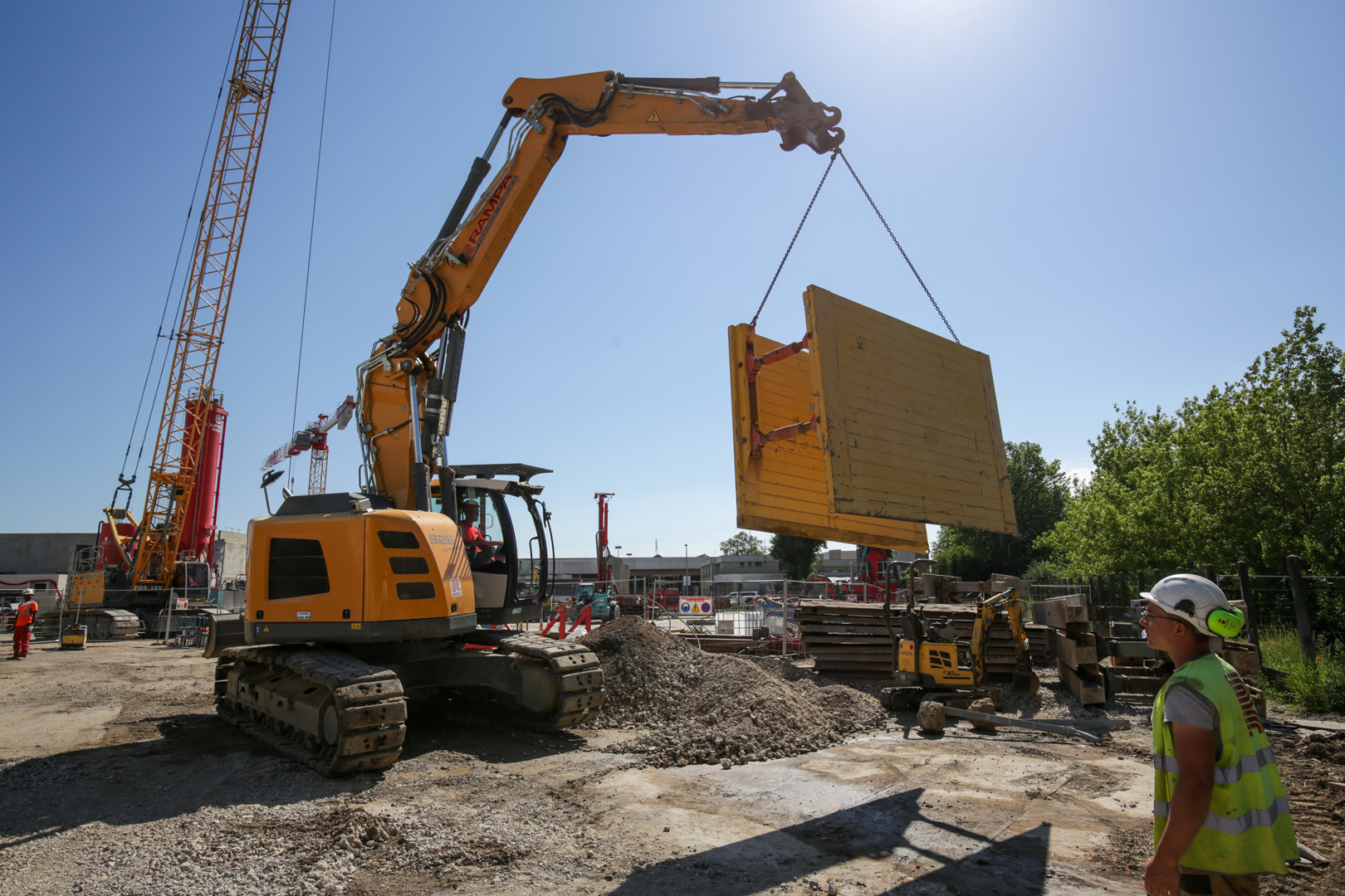 Zone Ouest<br />Chantier canalisation<br />Manutention d’un caisson de tranchée