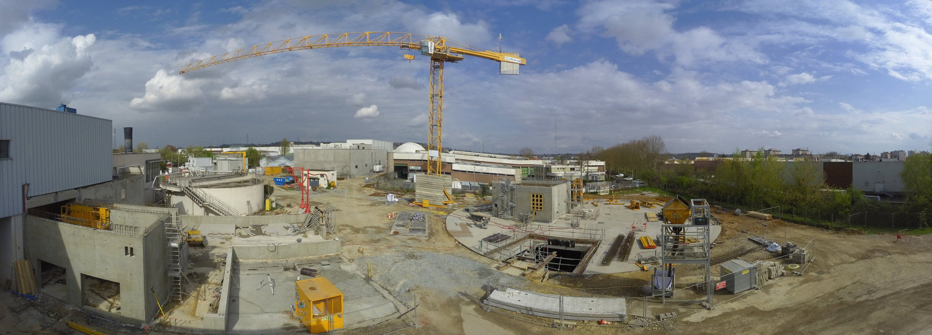 VUE PANORAMIQUE <br />A gauche, désodorisation <br />A droite, bassin d’orage et biostyrs au fond et au centre