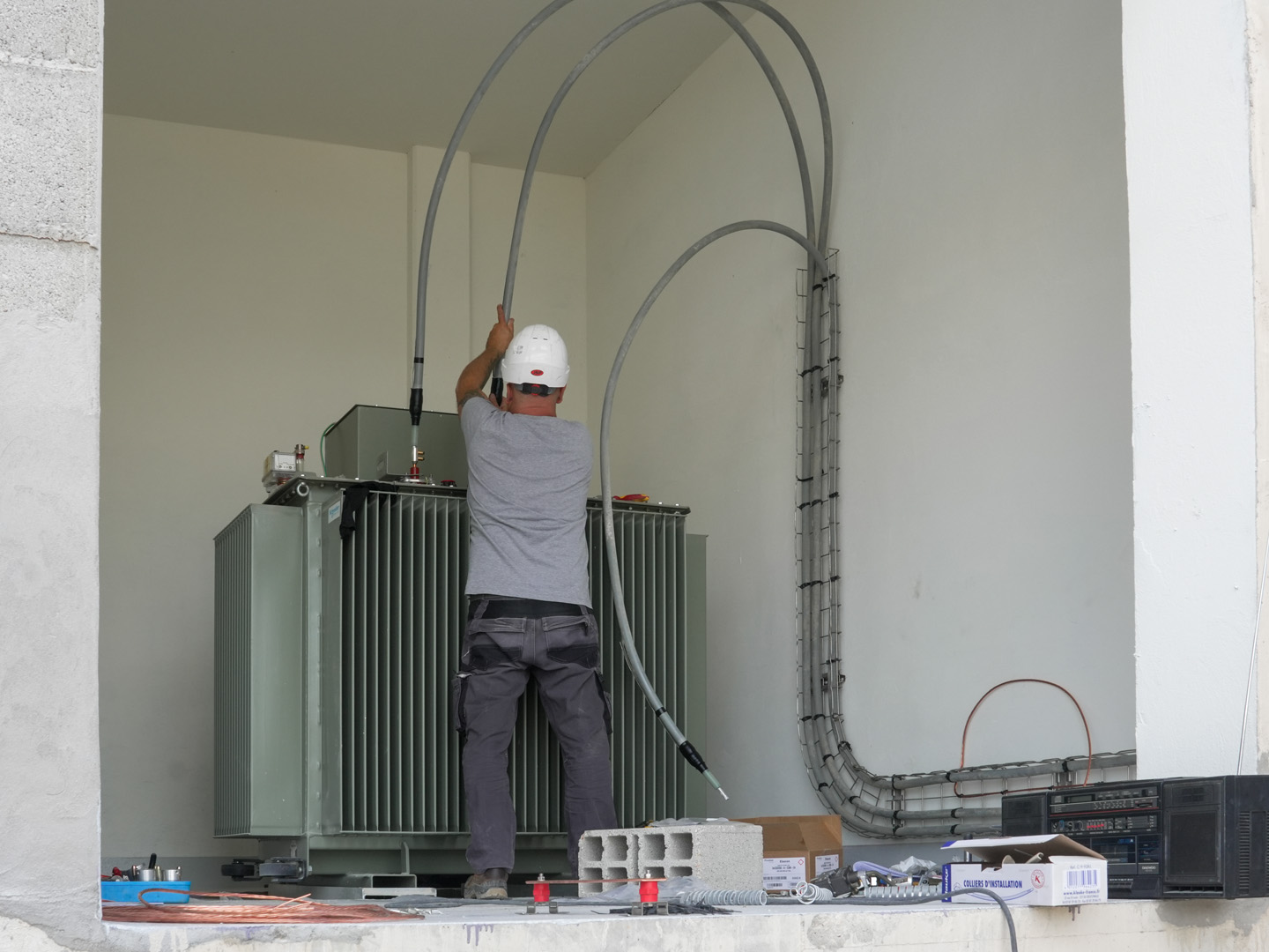 ÉLECTRICITÉ<br />Raccordements électriques du nouveau transformateur